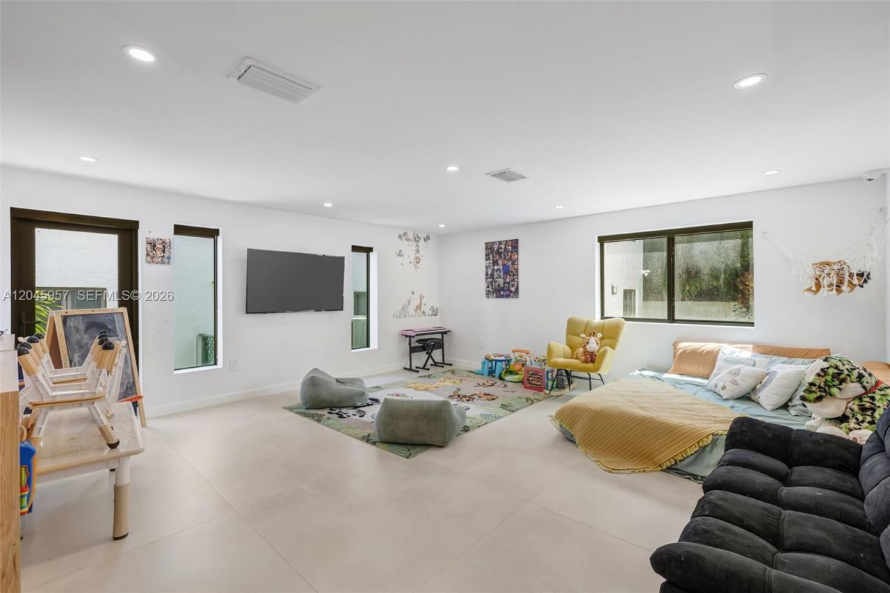 1977 S Oak Haven Cir, Miami, FL 33179 Photo