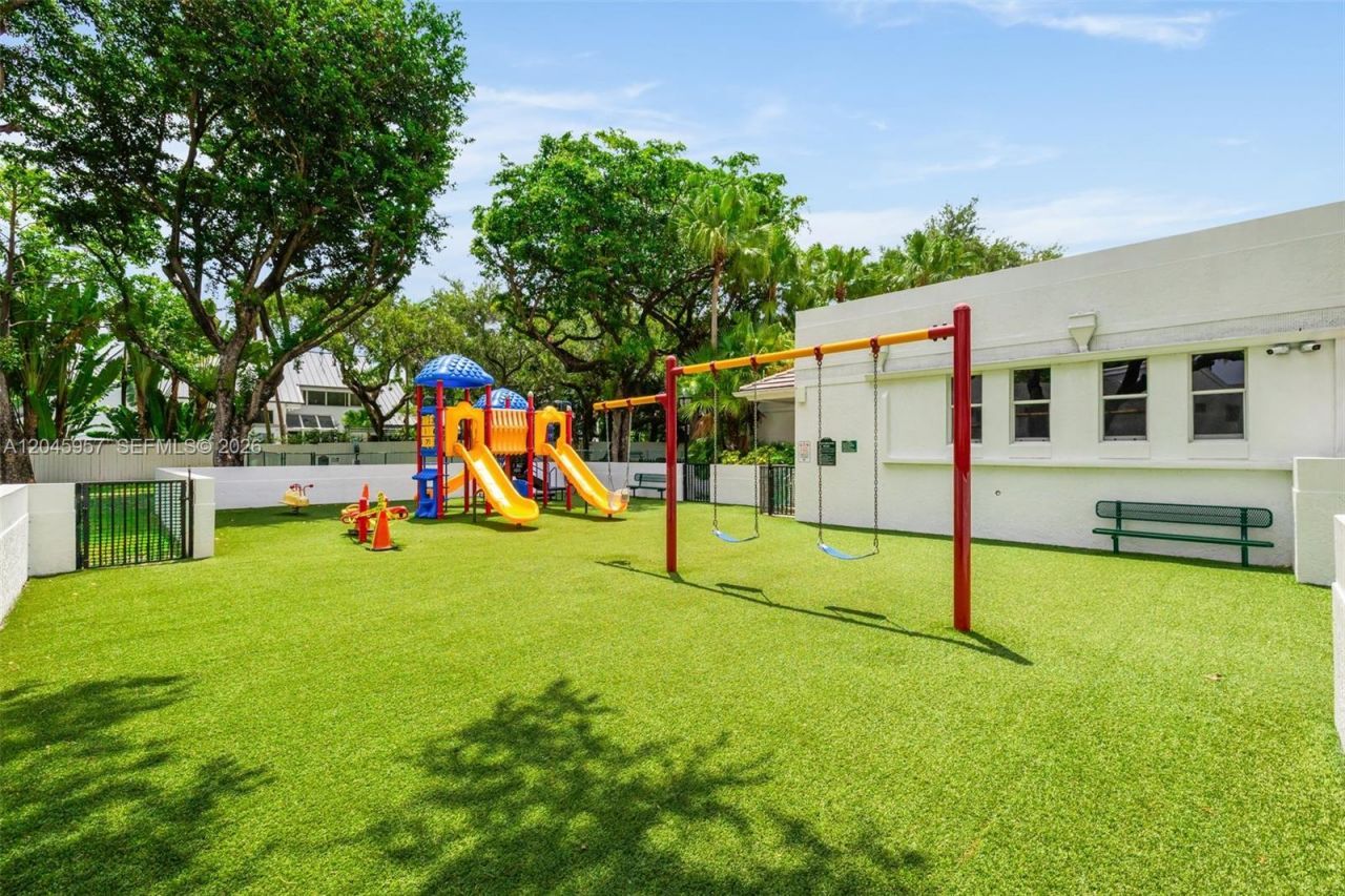 1977 S Oak Haven Cir, Miami, FL 33179 Photo