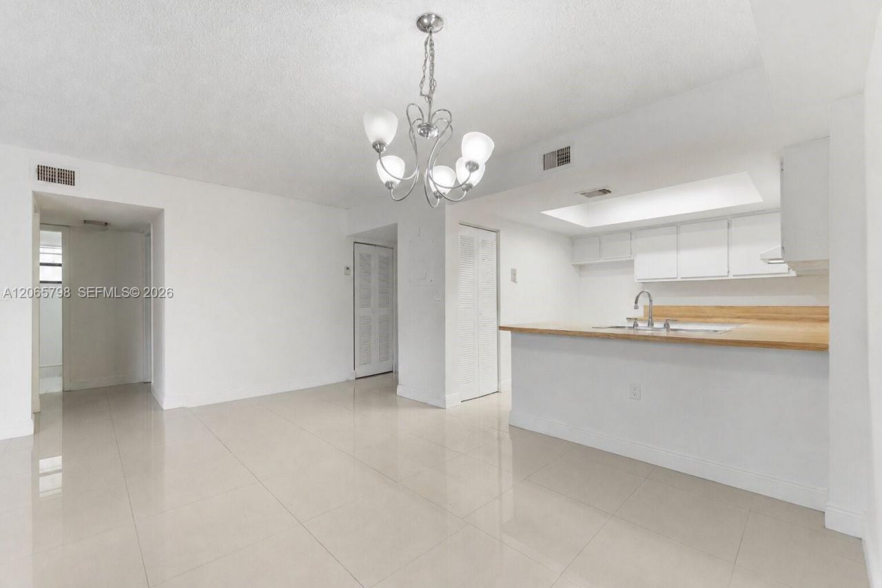10895 NW 7th St, Unit 14-28, Miami, FL 33172 Photo