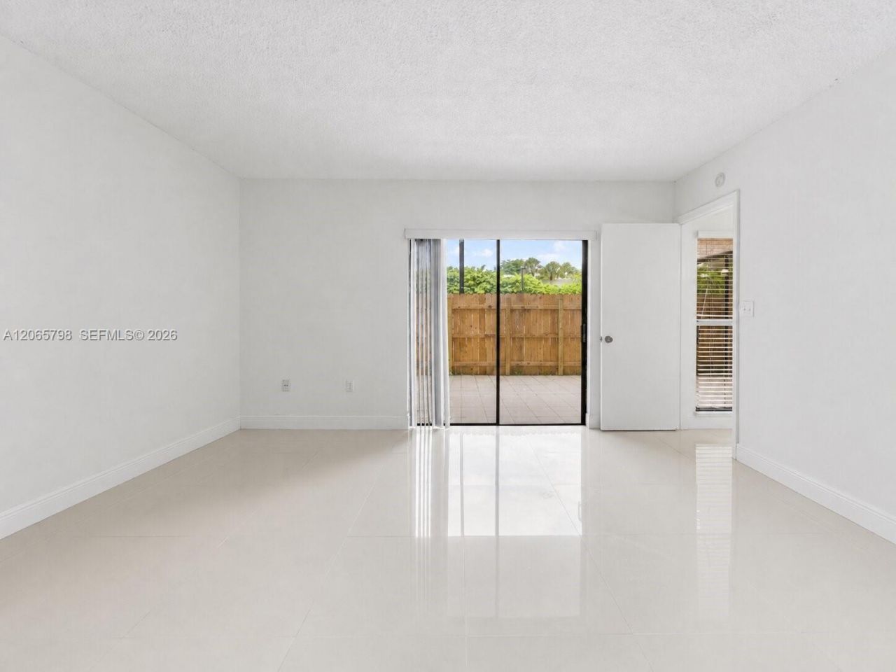 10895 NW 7th St, Unit 14-28, Miami, FL 33172 Photo
