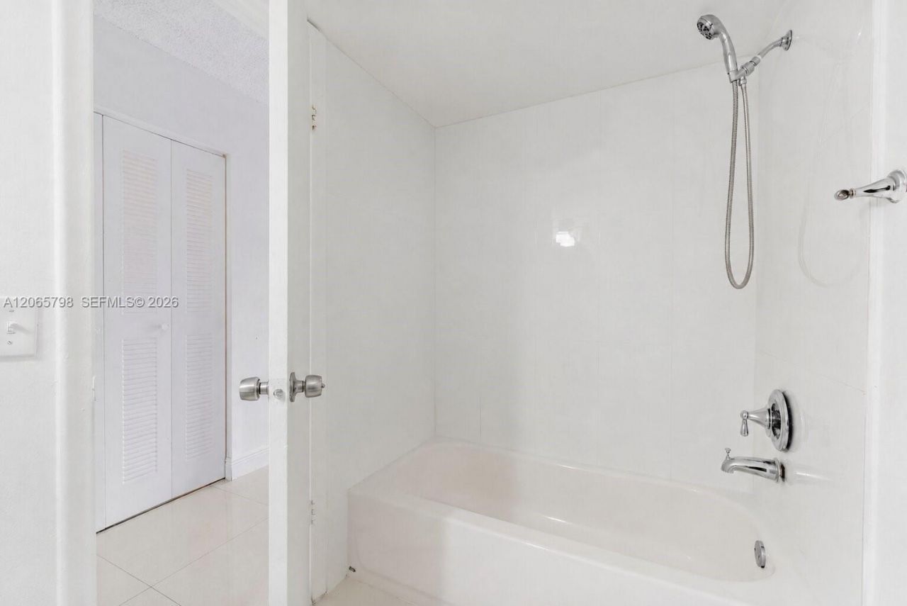 10895 NW 7th St, Unit 14-28, Miami, FL 33172 Photo