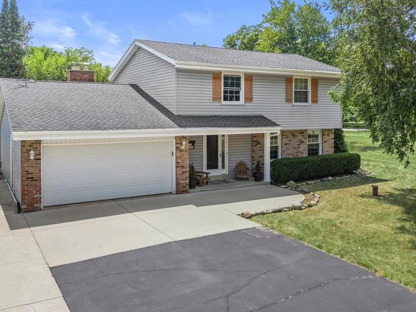S79W31491 Green Meadows DRIVE, Mukwonago, WI 53149
