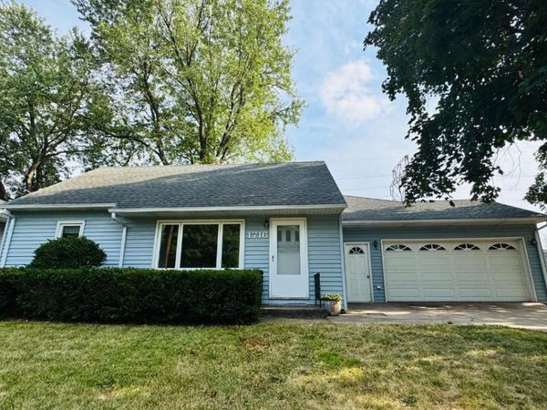 1716 Oakcrest Avenue, Roseville, MN 55113