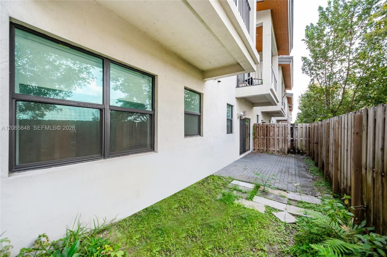 10461 NW 82nd St , Unit 10, Doral, FL 33178 Photo