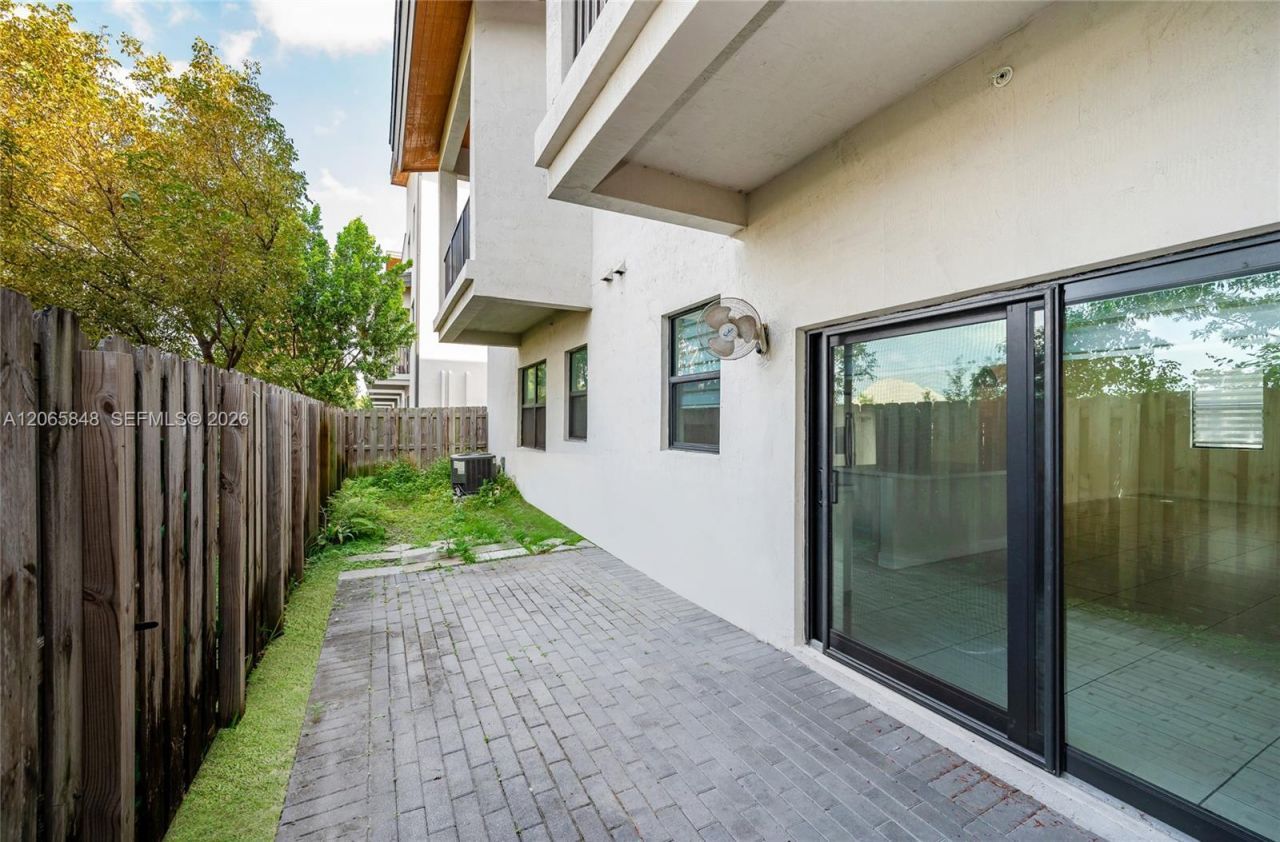10461 NW 82nd St , Unit 10, Doral, FL 33178 Photo