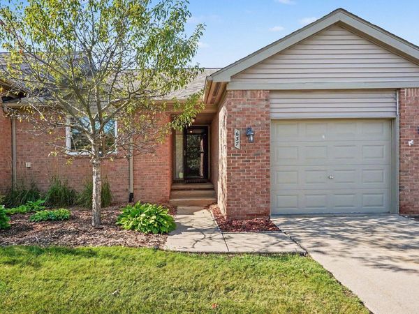 637 Bristol Drive, Chelsea, MI 48118