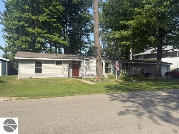 103 Visnaw Street, Houghton Lake, MI 48629