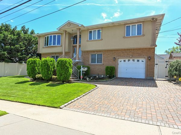 859 Maloon Avenue, Franklin Square, NY 11010