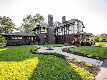 2196 W Oakfield Road, Grand Island, NY 14072