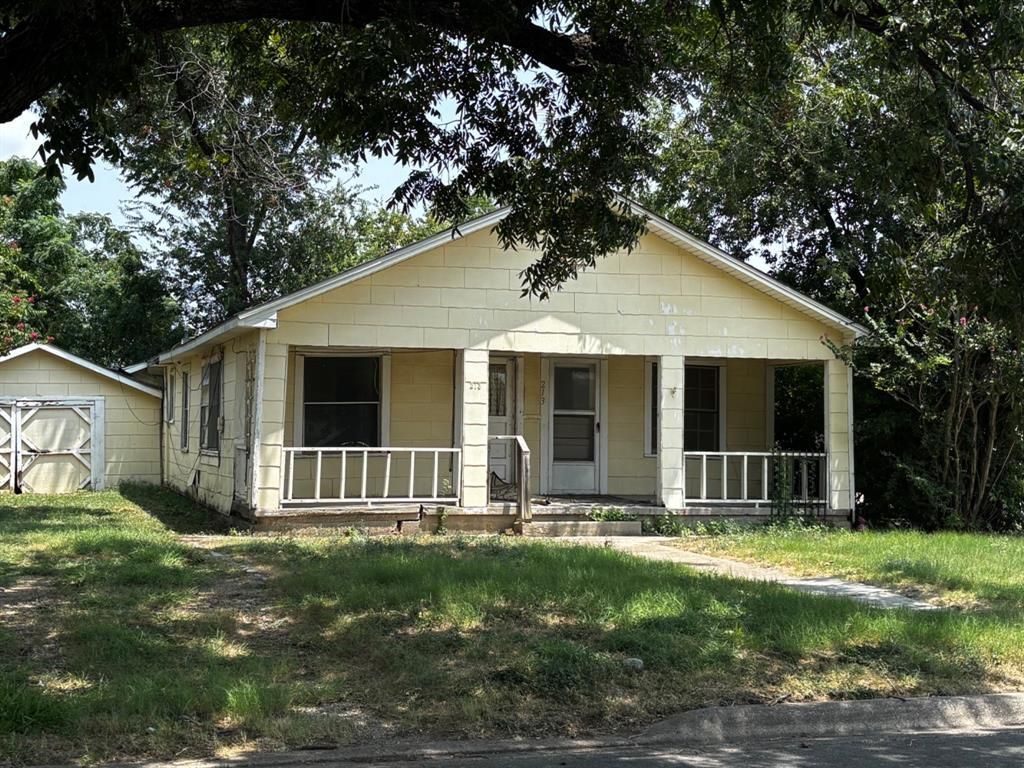 213 S Hampshire Street, Saginaw, TX 76179 Main Photo
