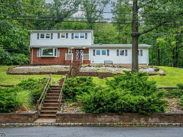 40 Longview Dr, Green Brook, NJ 08812