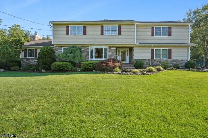 9 Pitcairn Dr, Roseland, NJ 07068 Main Photo