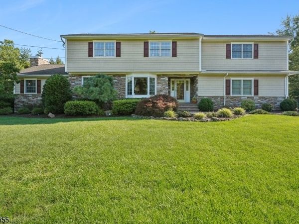 9 Pitcairn Dr, Roseland, NJ 07068