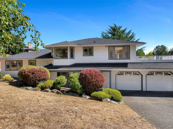 4833 Maplegrove St , Saanich, BC V8Y 3B9