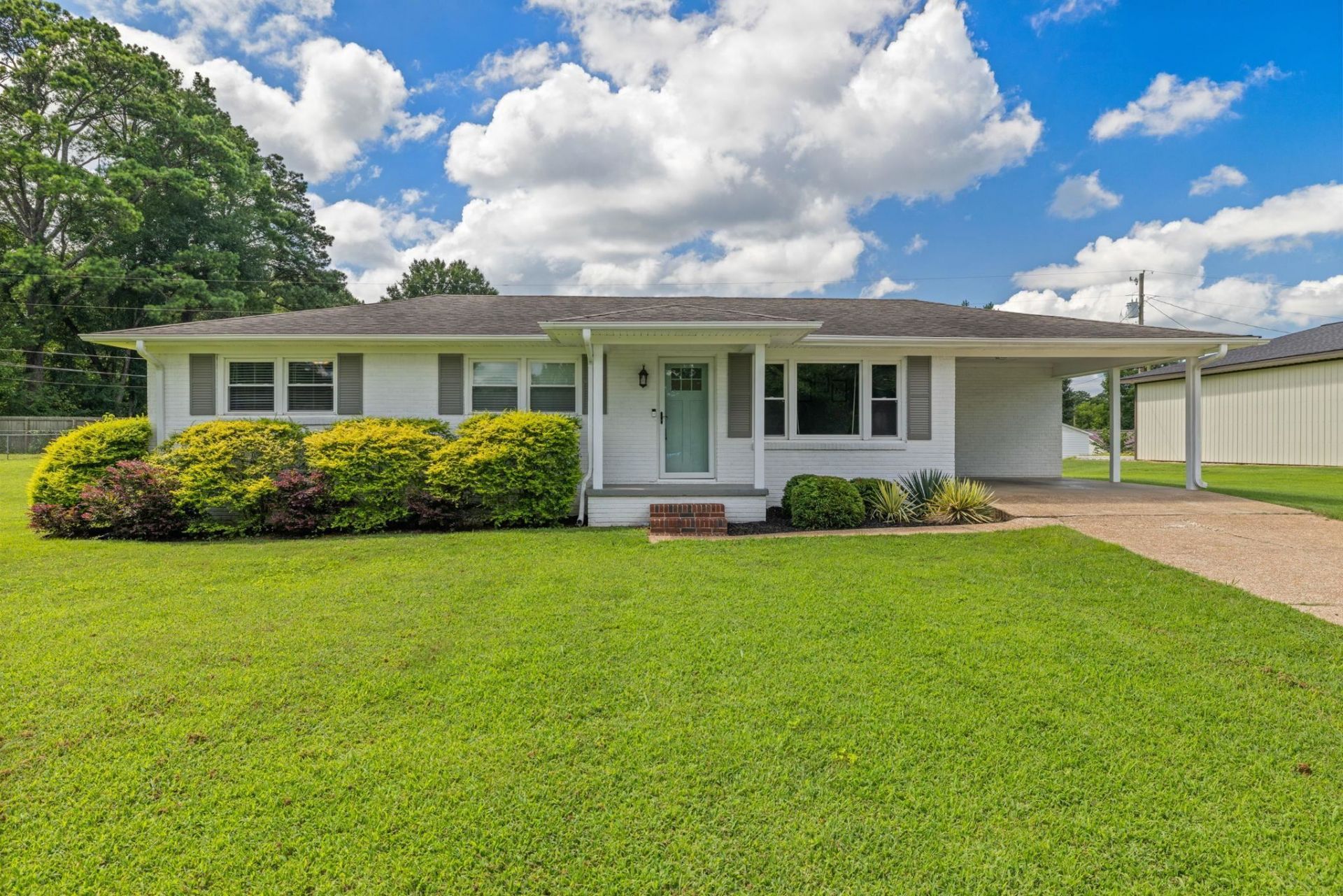 2017 Saxton Dr, Florence, AL 35630 Main Photo