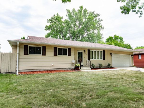 2544 Arrowhead Road S, Fargo, ND 58103