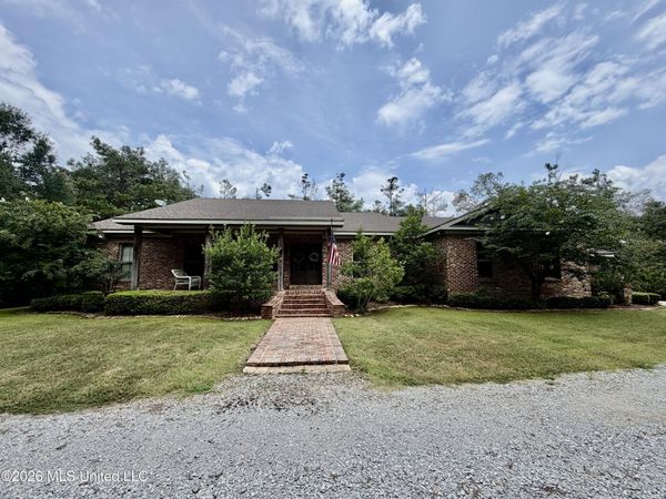 1081 County Road 184 , Greenwood, MS 38930