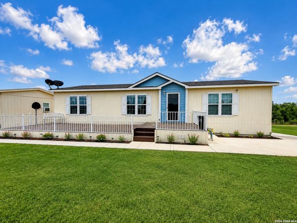 156 County Road 7752, Devine, TX 78016