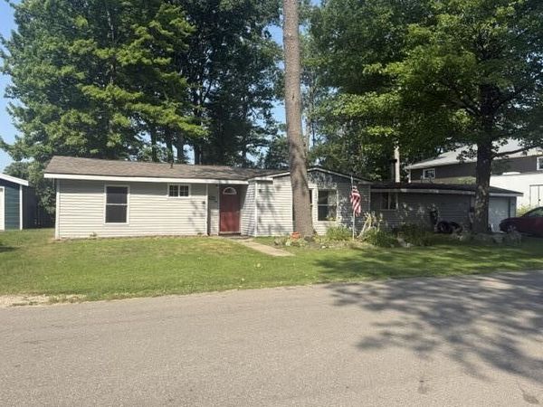 103 Visnaw Street, Houghton Lake, MI 48629