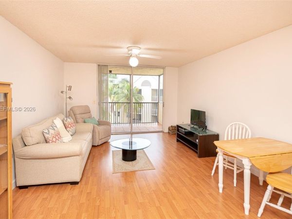 8363 Lake Dr, Unit 504, Doral, FL 33166