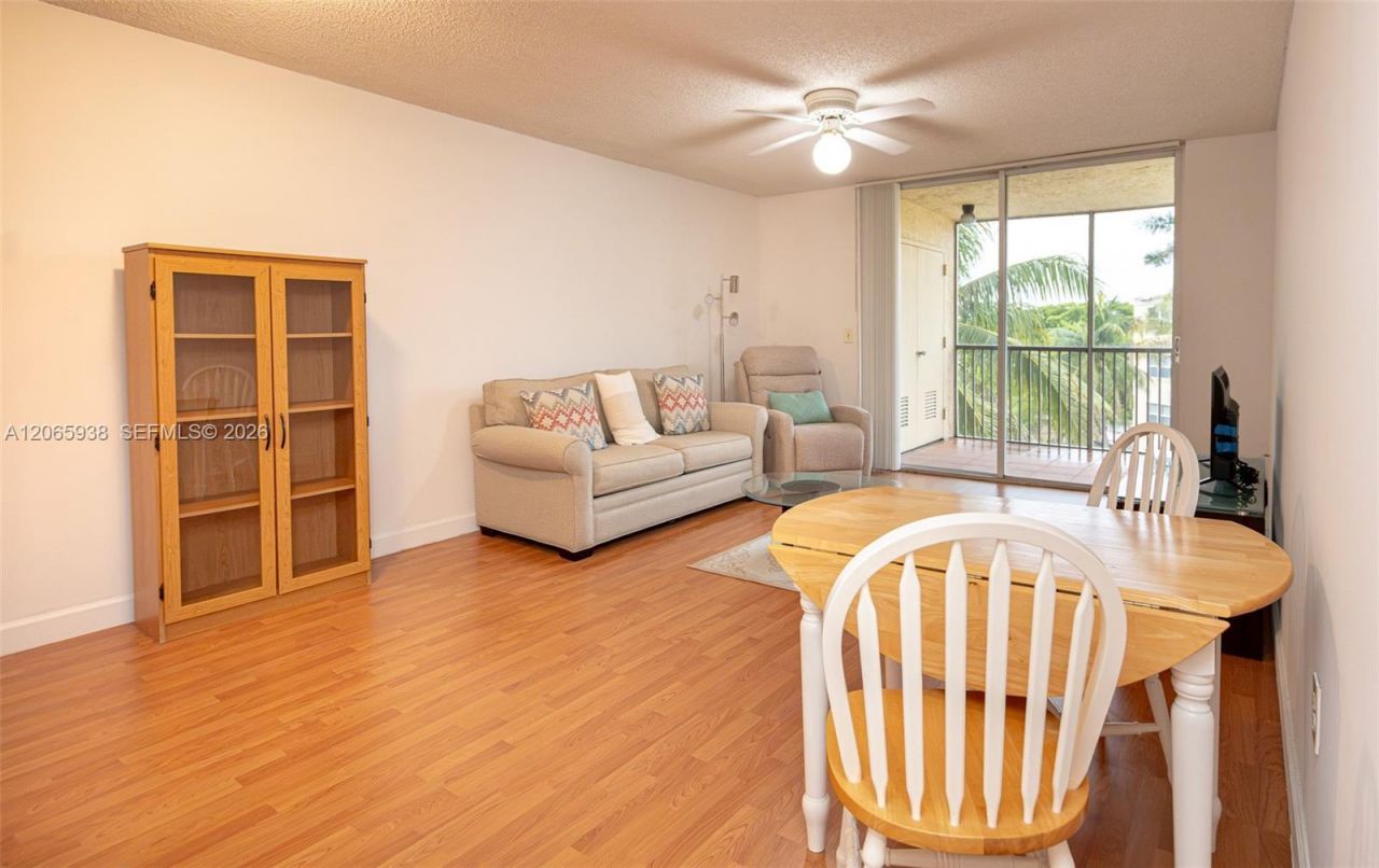 8363 Lake Dr, Unit 504, Doral, FL 33166 Photo