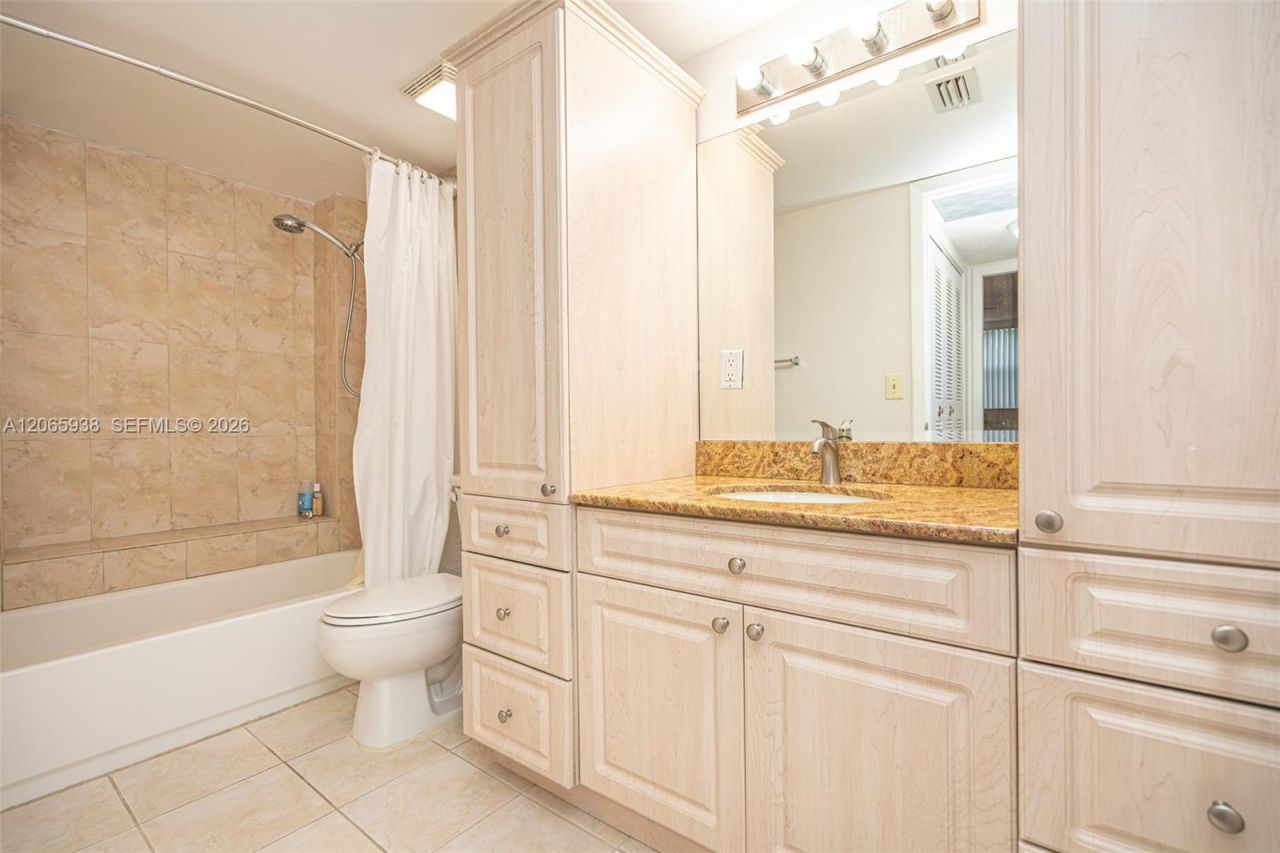 8363 Lake Dr, Unit 504, Doral, FL 33166 Photo