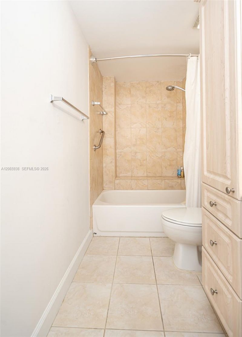 8363 Lake Dr, Unit 504, Doral, FL 33166 Photo