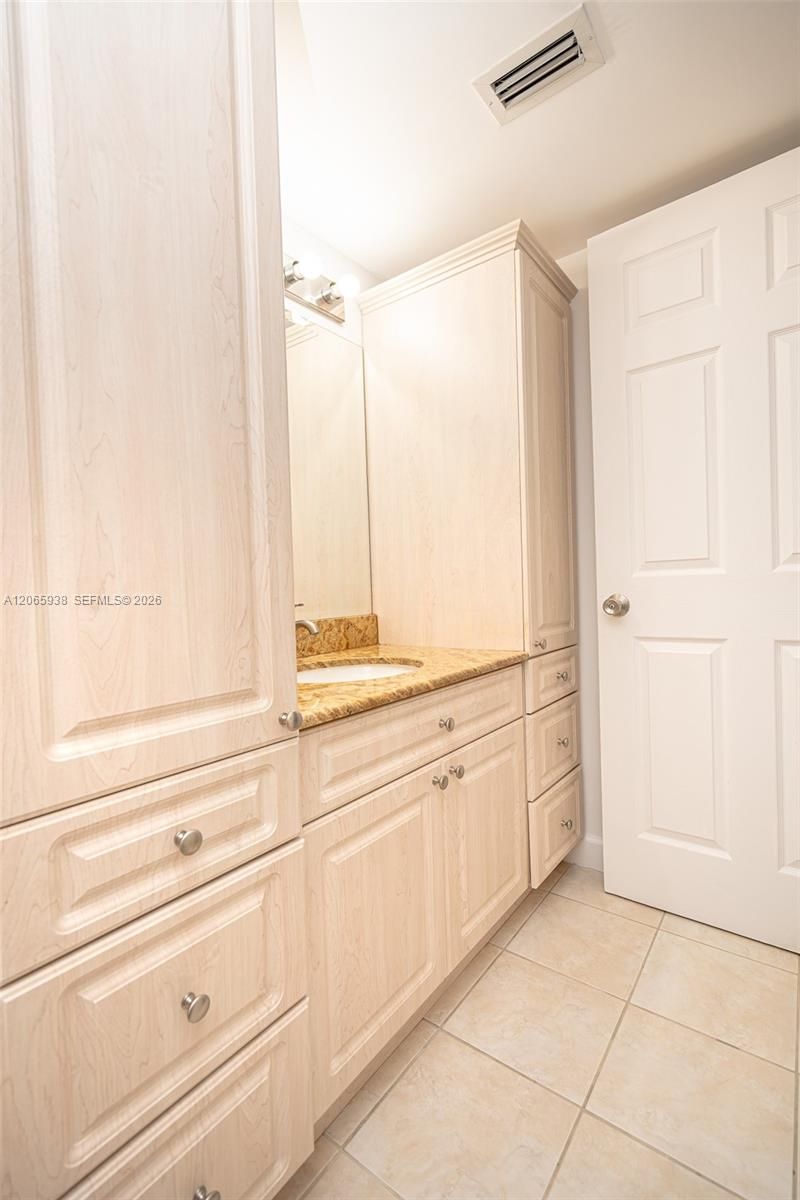 8363 Lake Dr, Unit 504, Doral, FL 33166 Photo