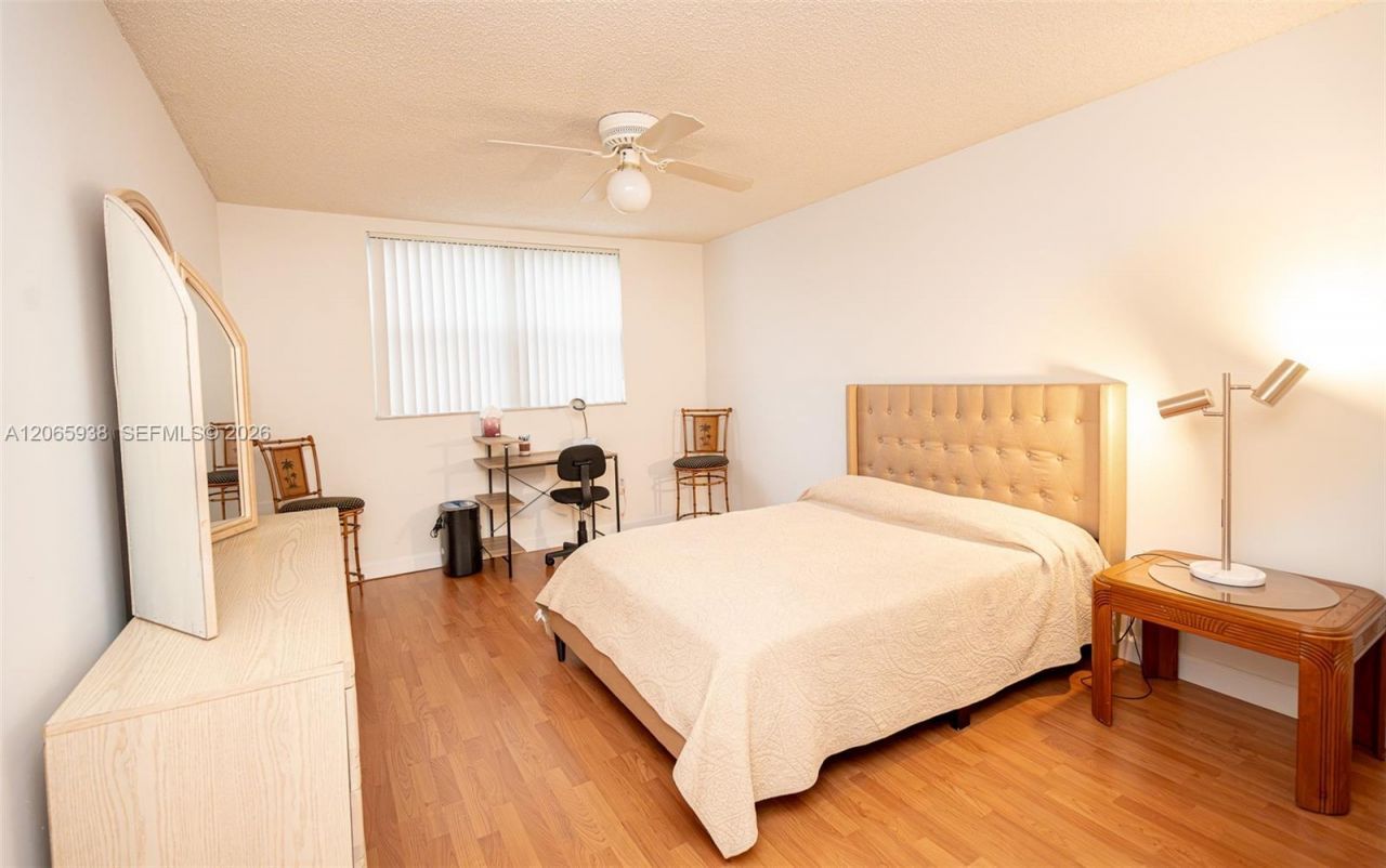 8363 Lake Dr, Unit 504, Doral, FL 33166 Photo