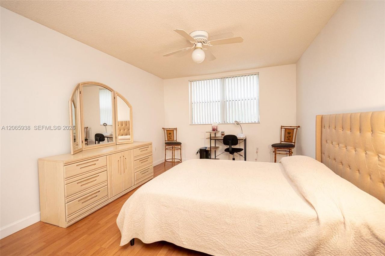 8363 Lake Dr, Unit 504, Doral, FL 33166 Photo