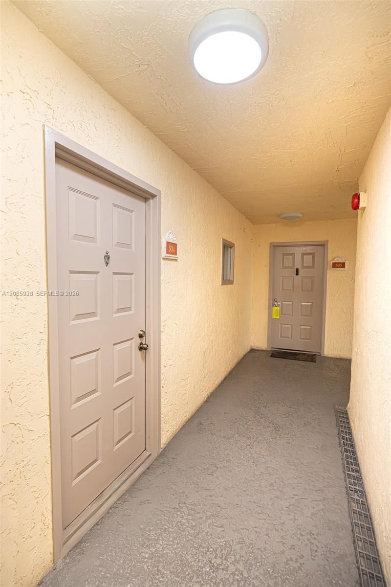 8363 Lake Dr, Unit 504, Doral, FL 33166 Photo
