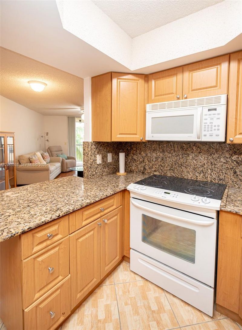 8363 Lake Dr, Unit 504, Doral, FL 33166 Photo