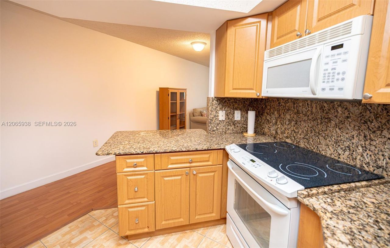 8363 Lake Dr, Unit 504, Doral, FL 33166 Photo