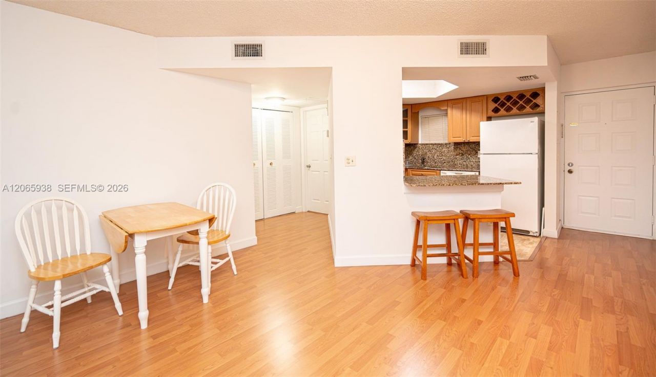 8363 Lake Dr, Unit 504, Doral, FL 33166 Photo