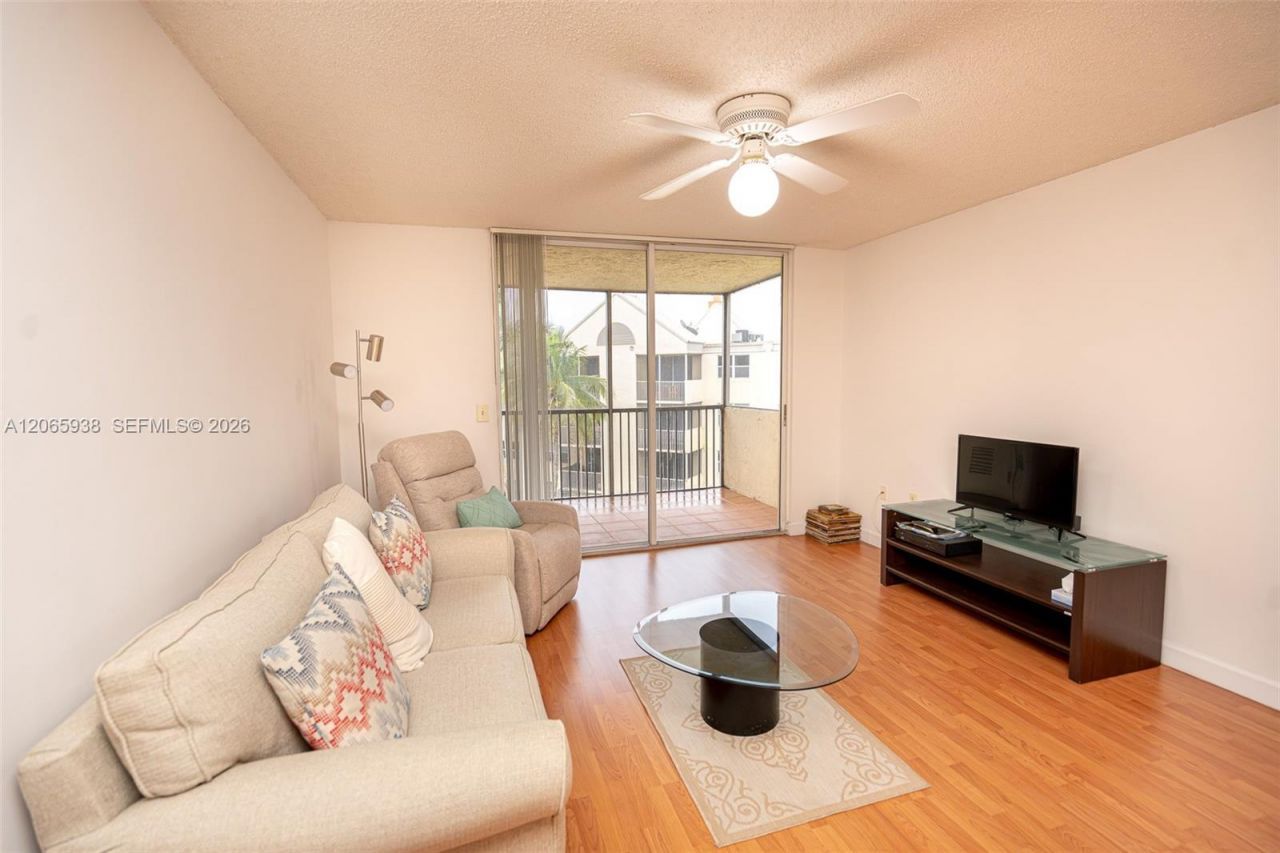 8363 Lake Dr, Unit 504, Doral, FL 33166 Photo