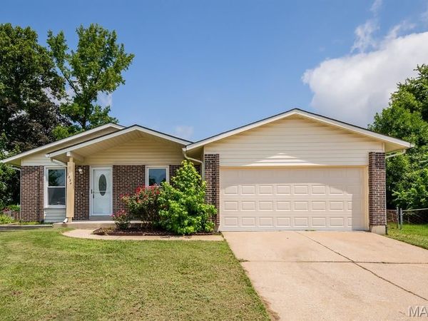 2894 Park New York Drive , Florissant, MO 63031