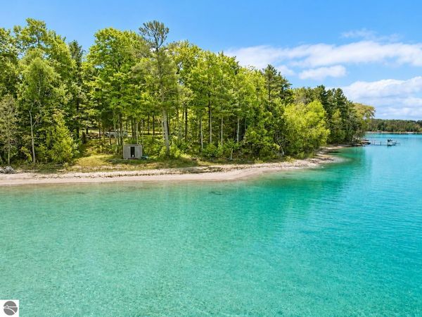 737 Stony Point Road S, Suttons Bay, MI 49682