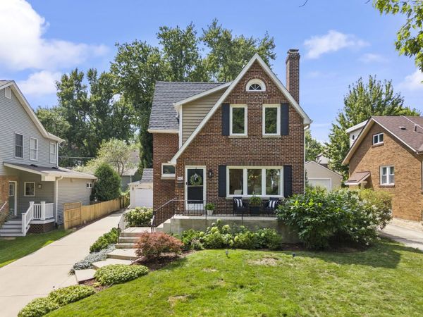 810 N Summit Street , Wheaton, IL 60187