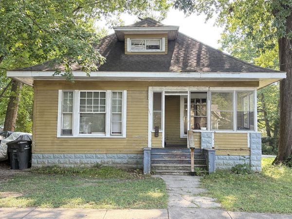 111 S Forest Avenue , Carbondale, IL 62901