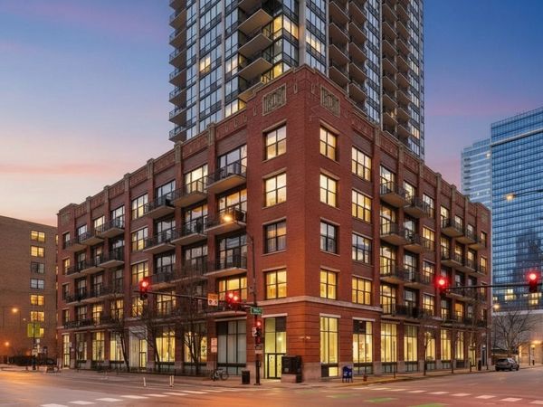 210 S Desplaines Street, Unit 402, Chicago, IL 60661