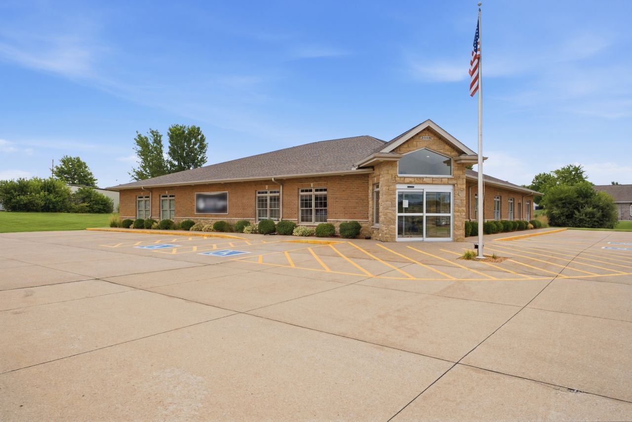 2008 Cedar Plaza Drive, Muscatine, IA 52761 Main Photo