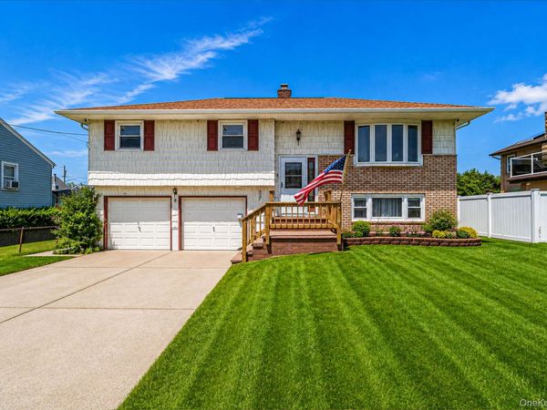 8 Wilson Place , Lindenhurst, NY 11757