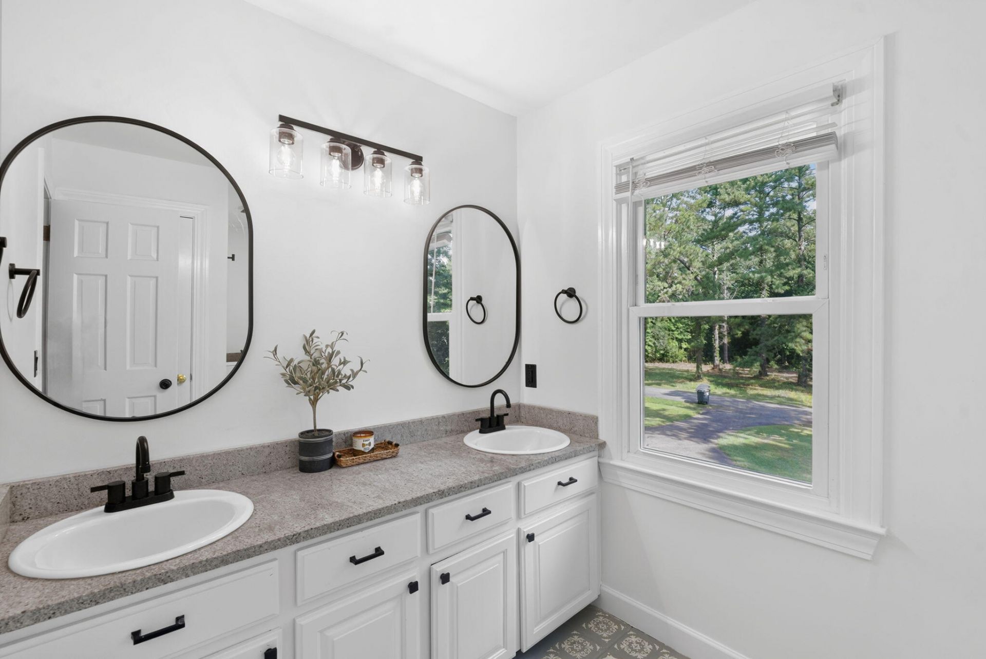 407 Huntington Road Photo 30