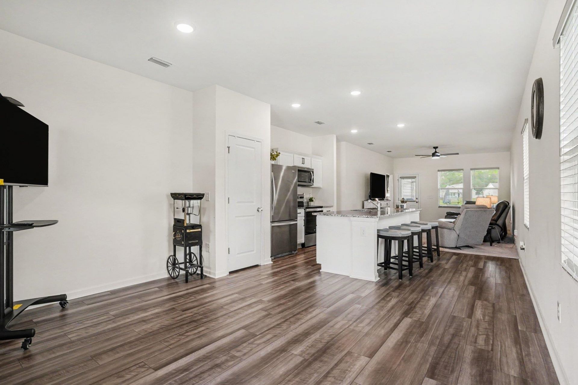 161 Linares St. Photo 5