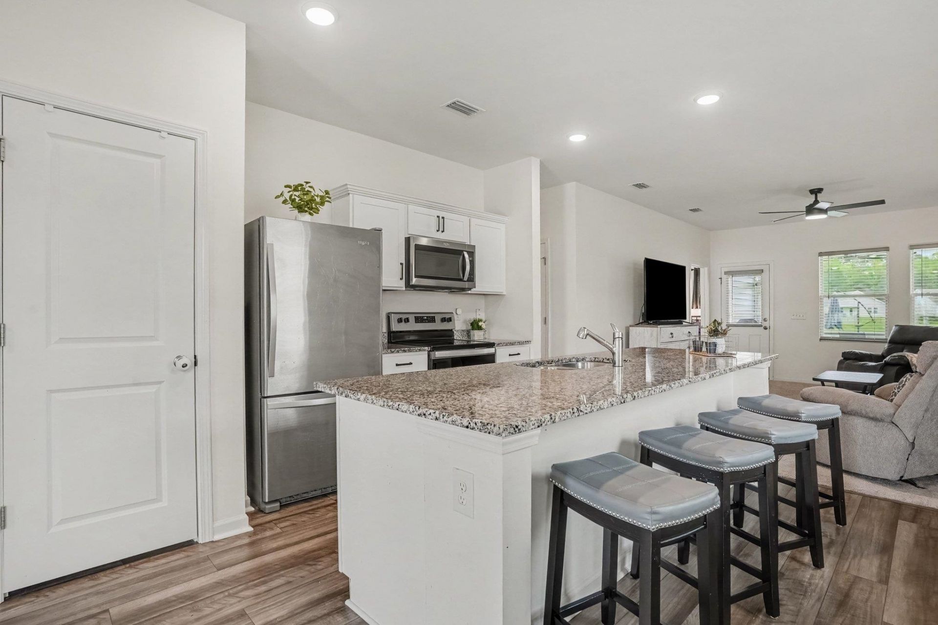 161 Linares St. Photo 6