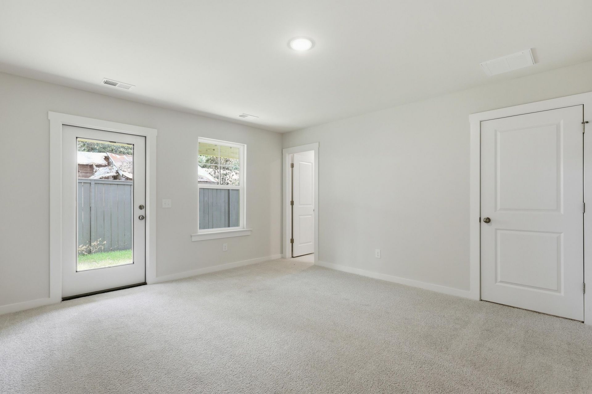 132 Fernbank Court Photo 6