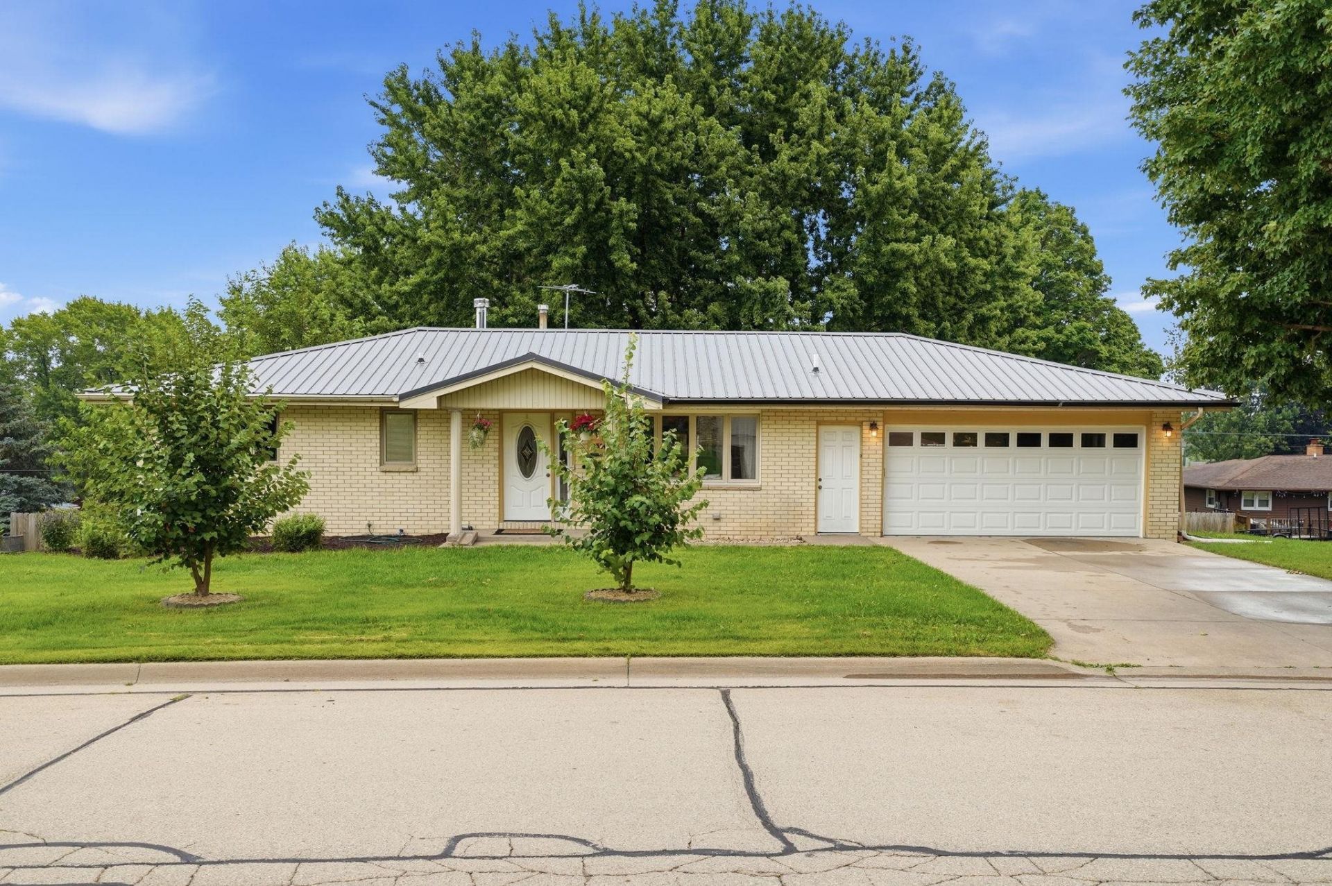 2324 Briarwood Drive, Asbury, IA 52002 Main Photo