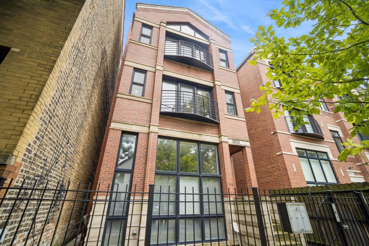 2833 W Lyndale Street, Unit 2, Chicago, IL 60647 Main Photo