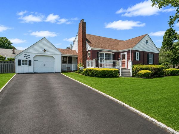 112 Lawrence Avenue , Smithtown, NY 11787