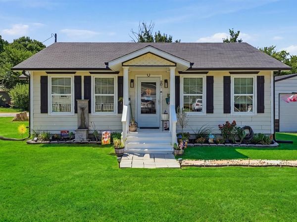201 Spring Valley Circle, Azle, TX 76020